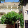 Une maison R+1 composée de 4 Appartements dont chacun a : 1 Chambre, 1 Salon, 1 Cuisine et 1 Douche intérieure. Sise à Sébénicoro Kalambabougou